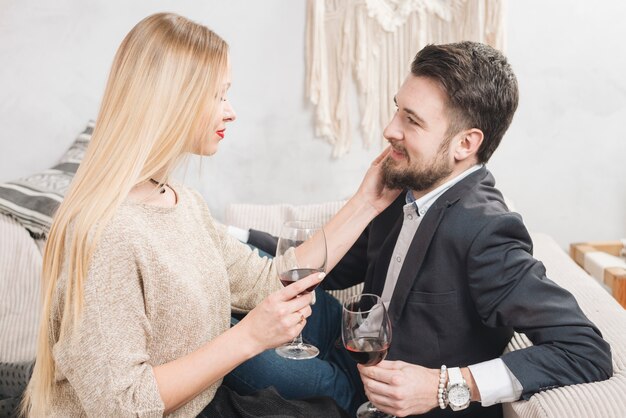 Acariciando pareja joven con vino