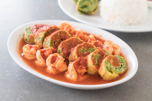 Accacia deja tortilla y camarones en sopa de tamarindo