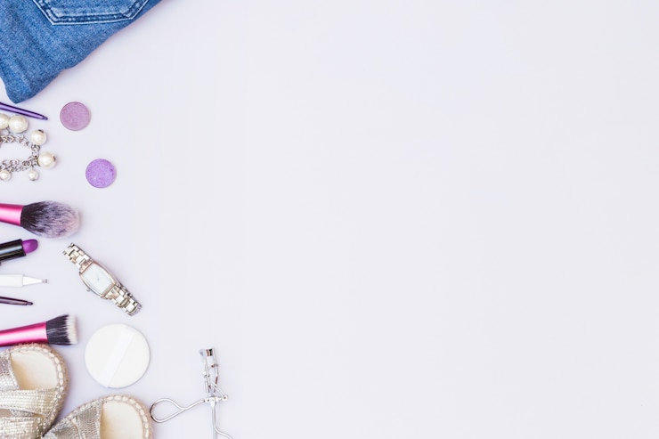 Foto gratuito accesorio femenino con productos cosméticos sobre fondo blanco
