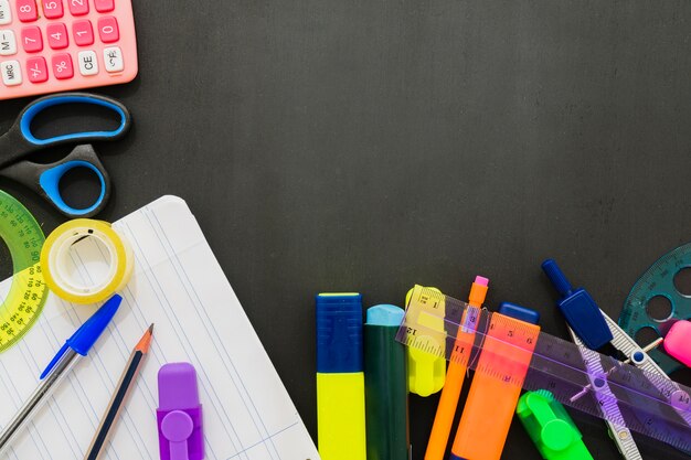 Accesorios para el colegio sobre el escritorio