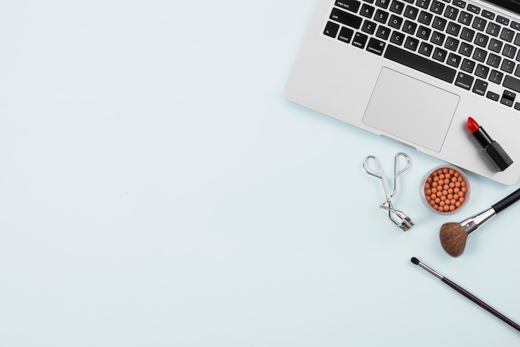 Foto gratuito accesorios de computadora y maquillaje sobre un fondo claro