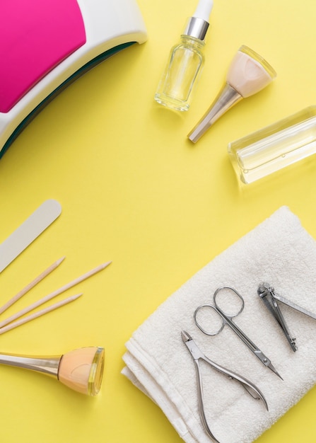 Foto gratuita accesorios para el cuidado de las uñas y esmalte de uñas