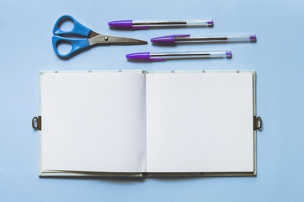Accesorios de escritura con bolígrafos y bloc de dibujo