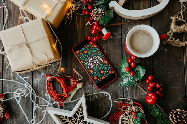 Accesorios feliz navidad con telefono y cafe con leche