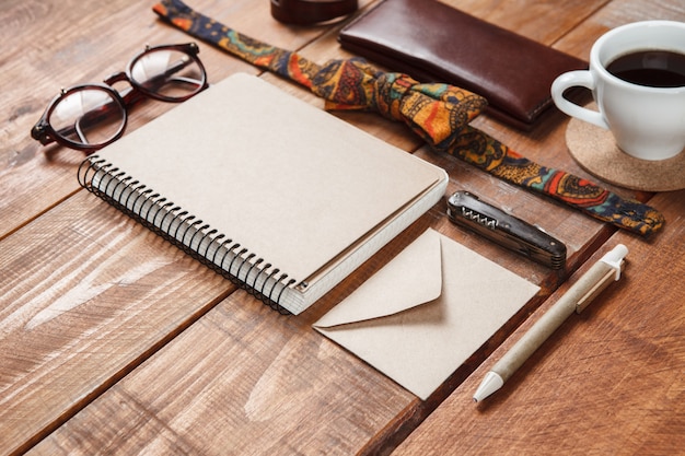 Foto gratuita accesorios para hombres en la mesa de madera.