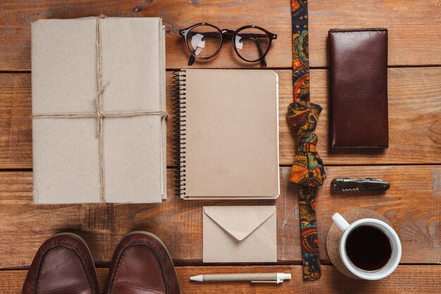 Accesorios para hombres en la mesa de madera.