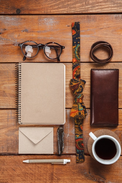 Accesorios para hombres en la mesa de madera.