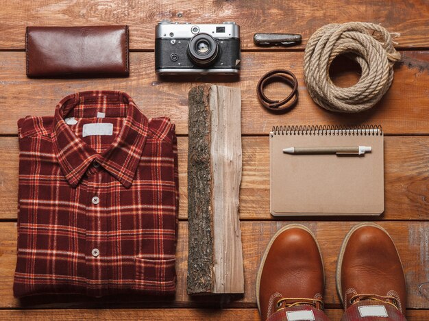 Accesorios para hombres en la mesa de madera.