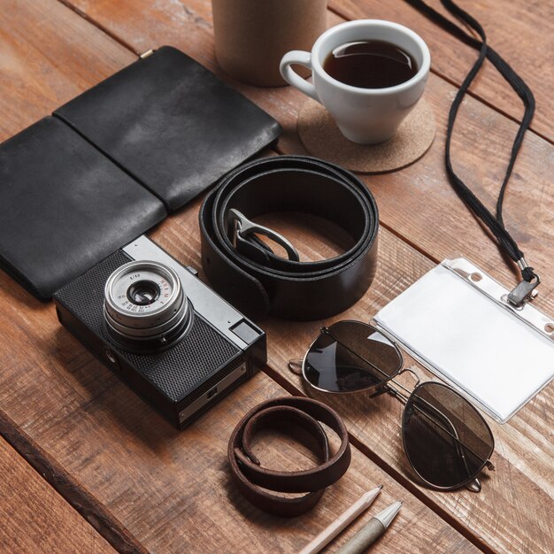 Accesorios para hombres en la mesa de madera.