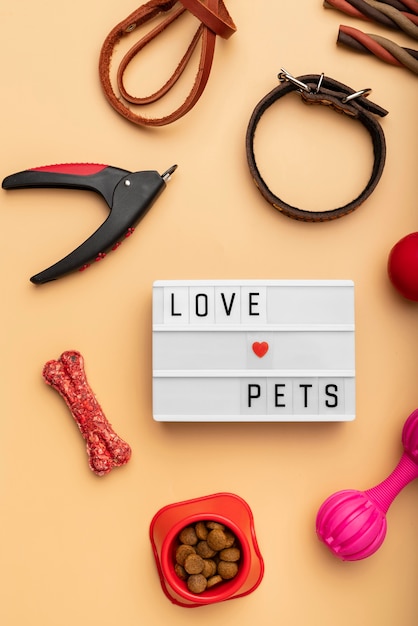 Accesorios para mascotas concepto de naturaleza muerta con texto de mascotas de amor