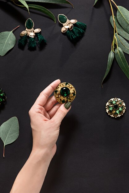 Accesorios de mujer con hojas en negro