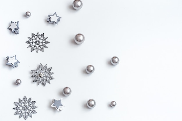 Accesorios de Navidad o año nuevo en vista isométrica de fondo blanco. Vacaciones, regalos, colores pastel, fondo, lugar para texto, flatlay