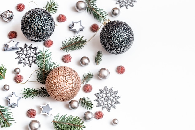 Foto gratuita accesorios de navidad o año nuevo en vista isométrica de pared blanca. vacaciones, regalos, lugar para texto, flatlay