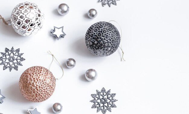 Accesorios de Navidad o año nuevo en vista isométrica de pared blanca. Vacaciones, regalos, pared, lugar para texto, flatlay