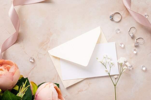 Accesorios de novia en la mesa