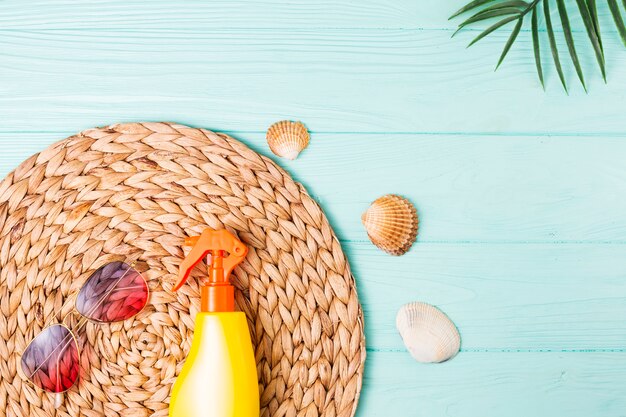 Accesorios para el ocio en la playa y pequeñas conchas marinas.