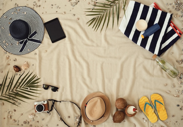 Foto gratuita accesorios para vacaciones de verano, fondo de vista superior