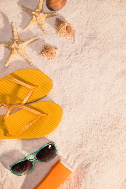 Foto gratuita accesorios de verano en la playa.