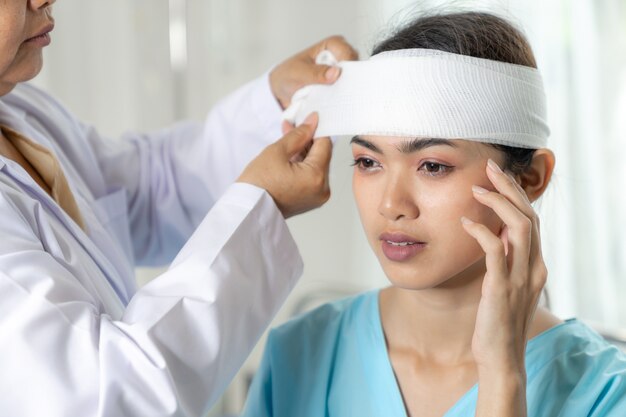 Accidente pacientes lesión dolor de cabeza mujer en hospital - concepto médico