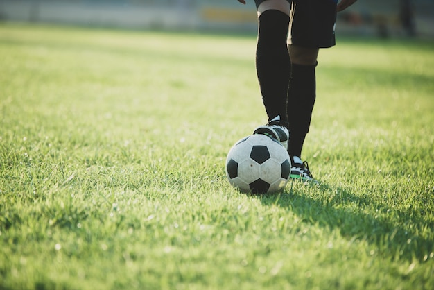 Acción de jugador de fútbol en el estadio