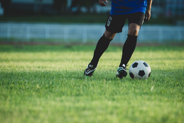 Acción de jugador de fútbol en el estadio