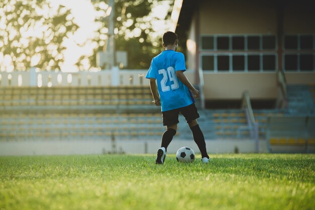 Acción de jugador de fútbol en el estadio