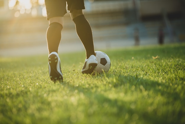 Acción de jugador de fútbol en el estadio