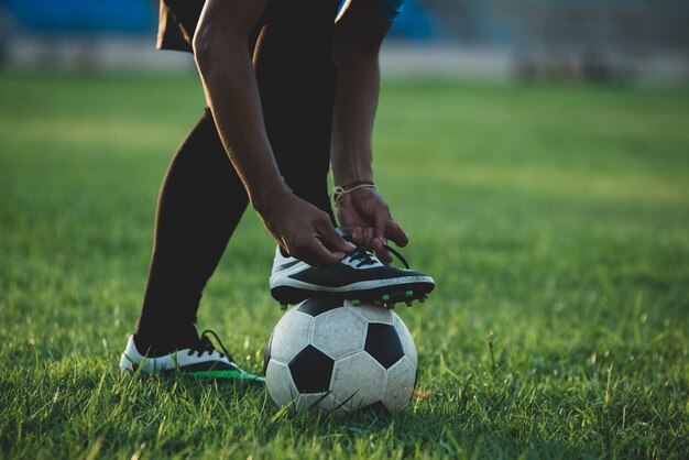 Acción de jugador de fútbol en el estadio