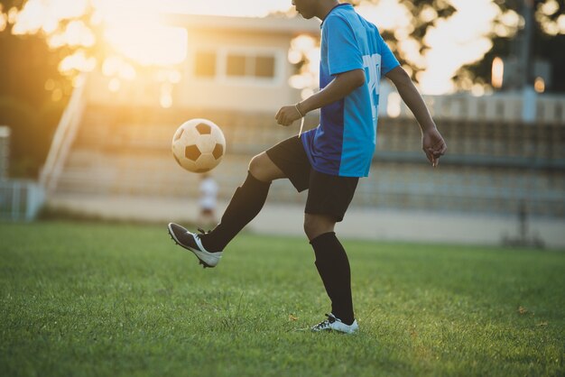 Acción de jugador de fútbol en el estadio