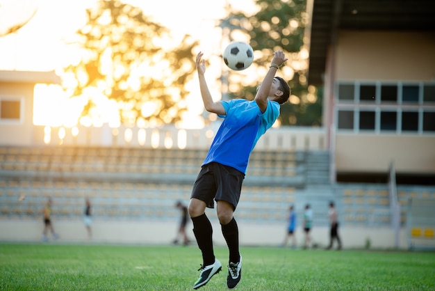 Acción de jugador de fútbol en el estadio