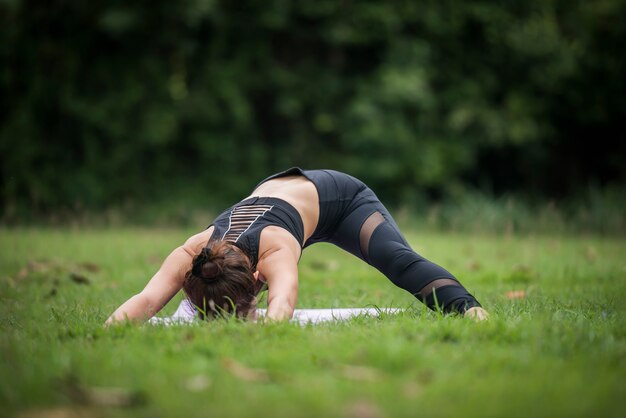 Acción de yoga ejercicio saludable en el parque.