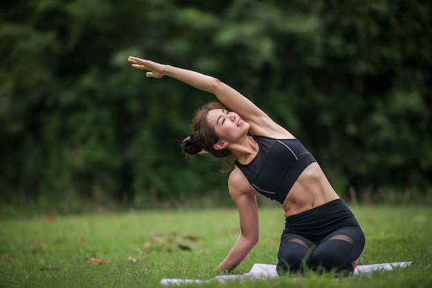 Acción de yoga ejercicio saludable en el parque.