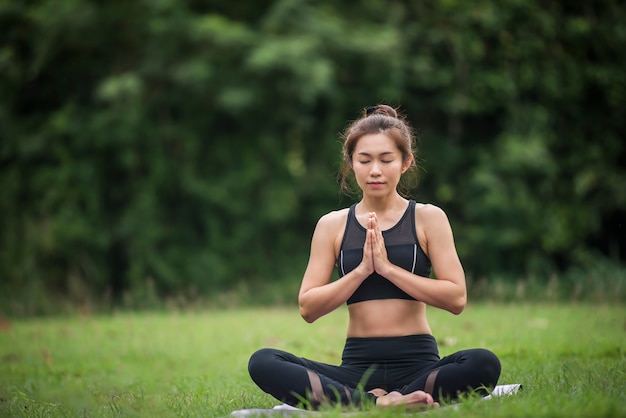 Acción de yoga ejercicio saludable en el parque.