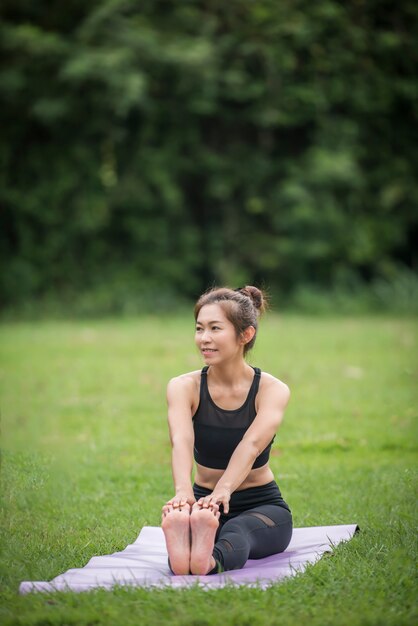 Acción de yoga ejercicio saludable en el parque.