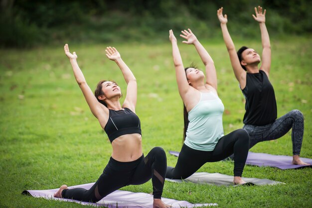 Acción de yoga ejercicio saludable en el parque.