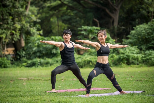 Acción de yoga ejercicio saludable en el parque.