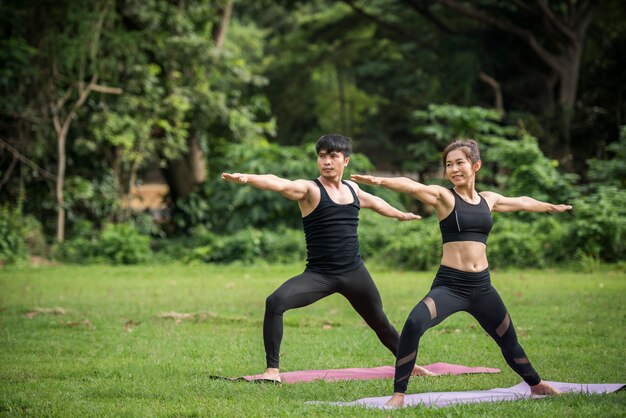 Acción de yoga ejercicio saludable en el parque.