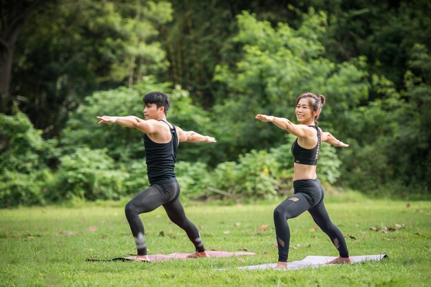 Acción de yoga ejercicio saludable en el parque.