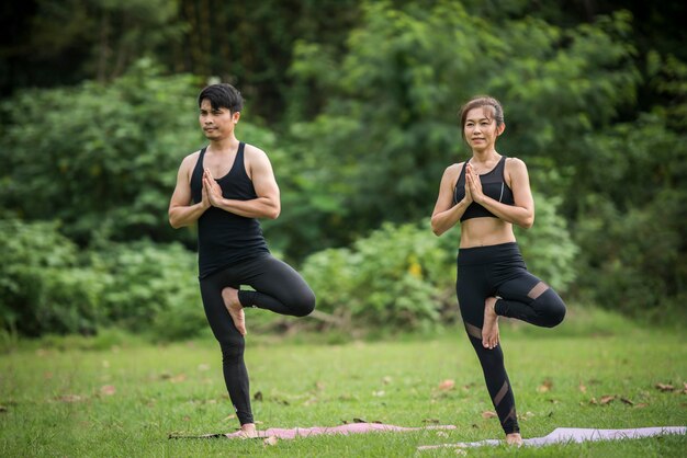 Acción de yoga ejercicio saludable en el parque.