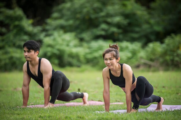 Acción de yoga ejercicio saludable en el parque.