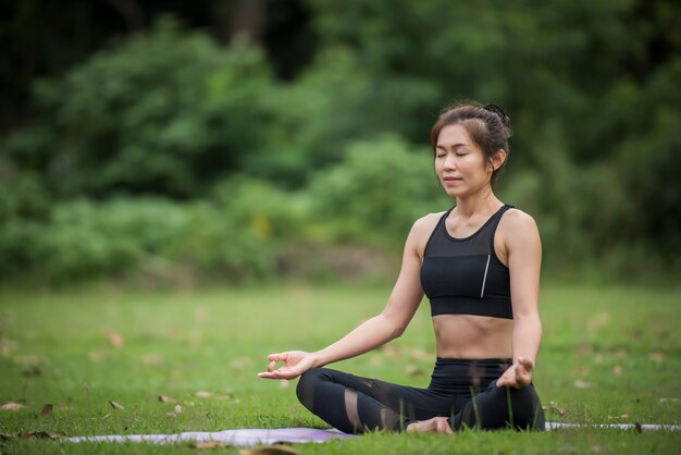 Acción de yoga ejercicio saludable en el parque.