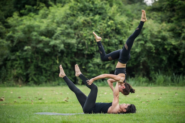 Acción de yoga ejercicio saludable en el parque.