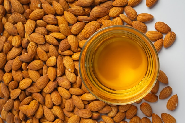 Foto gratuita aceite de almendras en botella sobre fondo blanco.