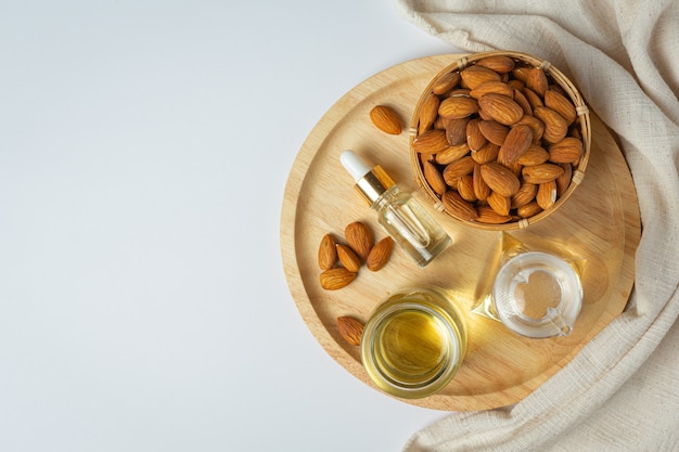 Aceite de almendras en botella sobre fondo blanco.