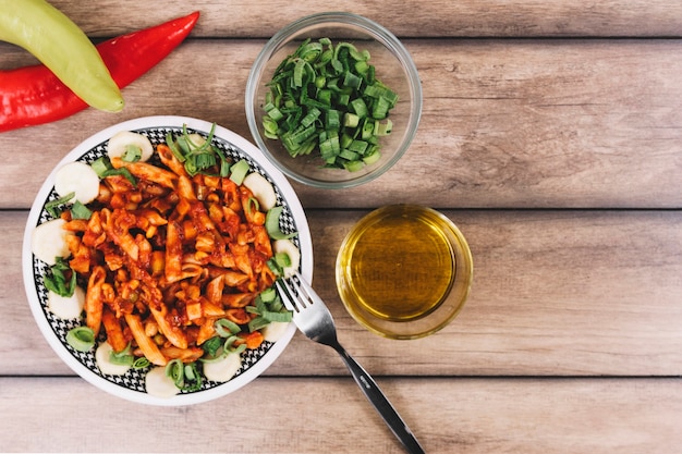 Foto gratuita aceite y cebolla cerca de la pasta