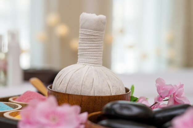 Aceite esencial, sal de baño y masaje negro piedras calientes. Concepto de salón de spa