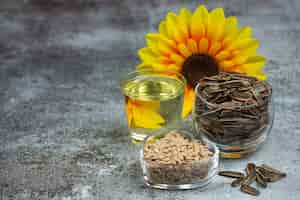 Foto gratuita aceite de girasol en la mesa