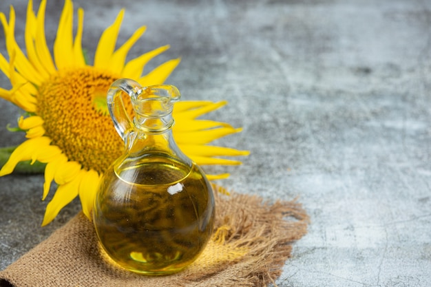 Foto gratuita aceite de girasol en la mesa