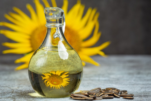 Foto gratuita aceite de girasol en la mesa