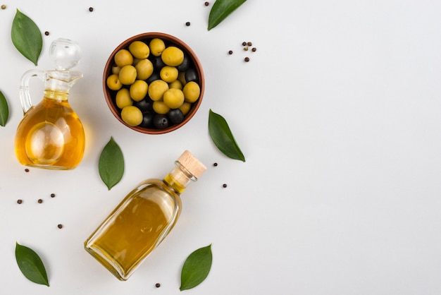 Aceite de oliva y aceitunas con espacio de copia